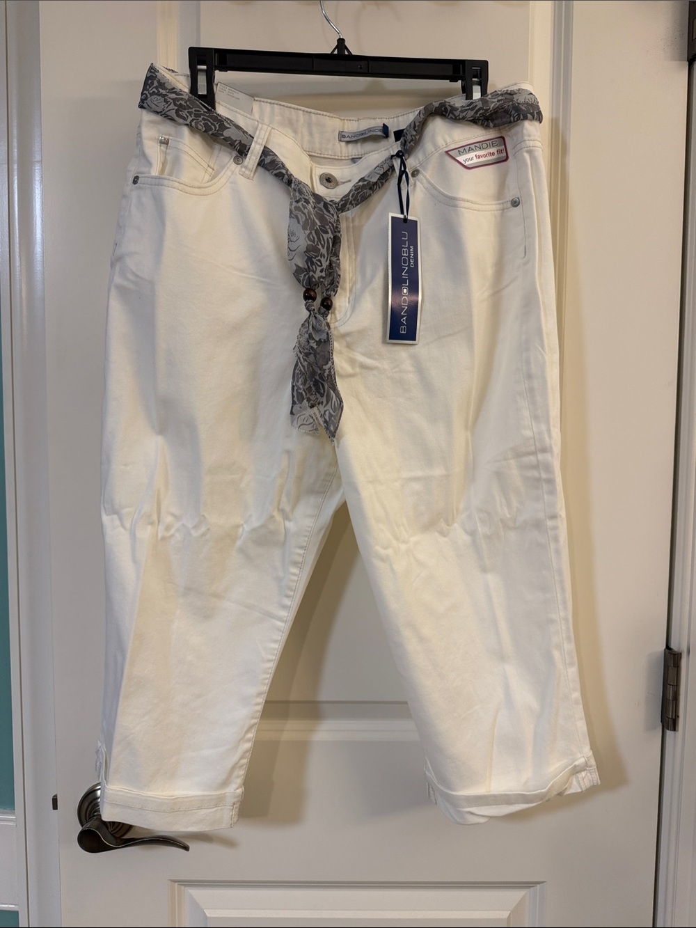 NWT Bandolino Mandie Off-White Capris (cuff) with Grey Patterned Scarf Belt